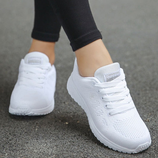 Dina casual sneakers med let sål og afslappet pasform