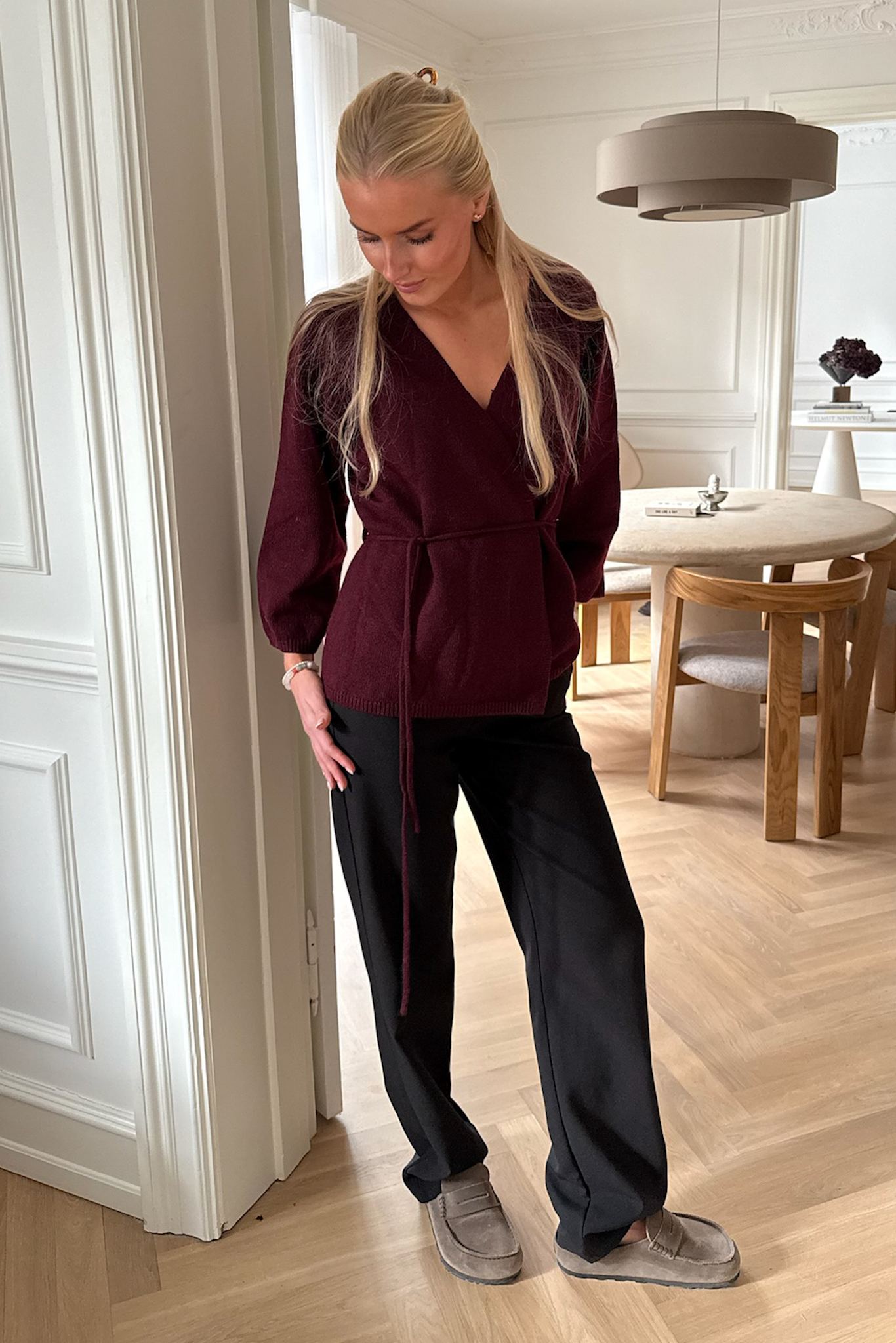 Astrid | Elegant Slå-Om Cardigan I Bordeaux Med Bælte
