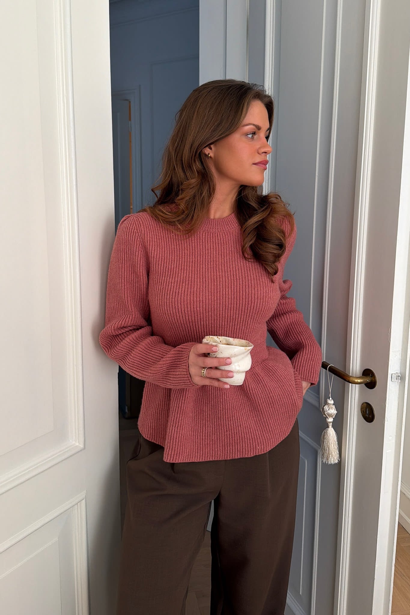 Tilde | Ribstrikket Bluse I Dusty Rose Med Feminin Talje