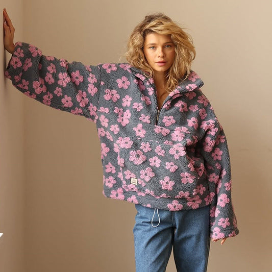 Emilia | Blød sherpa-hoodie med florale detaljer og afslappet pasform