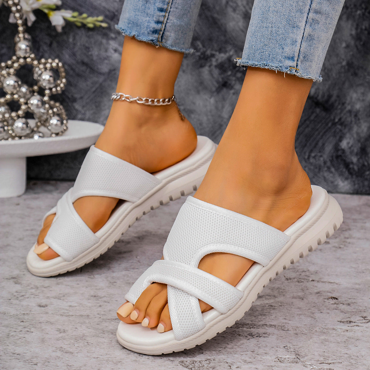 Danielle moderne slip-on hjemmesko med krydsede stropper