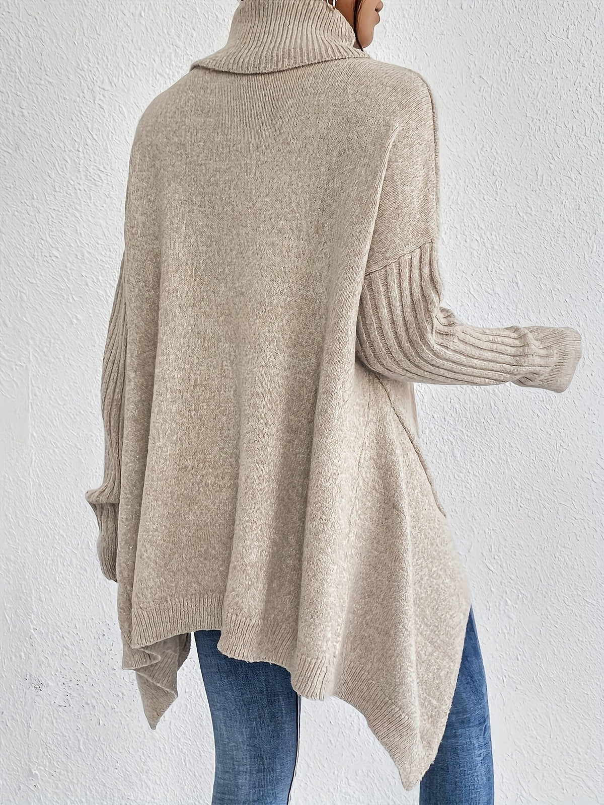 Line | Trøje med Varm Col, Ribdetaljer & High-Low Søm