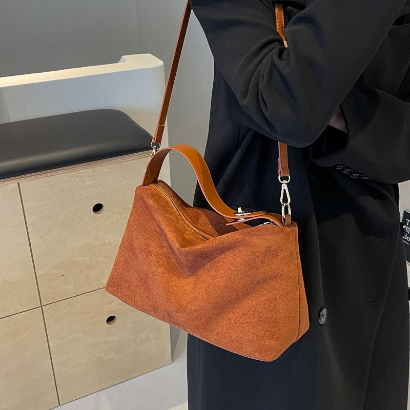 Alvilde | Skuldertaske i blødt ruskind med retro look