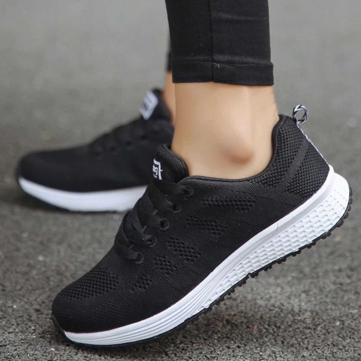 Dina casual sneakers med let sål og afslappet pasform