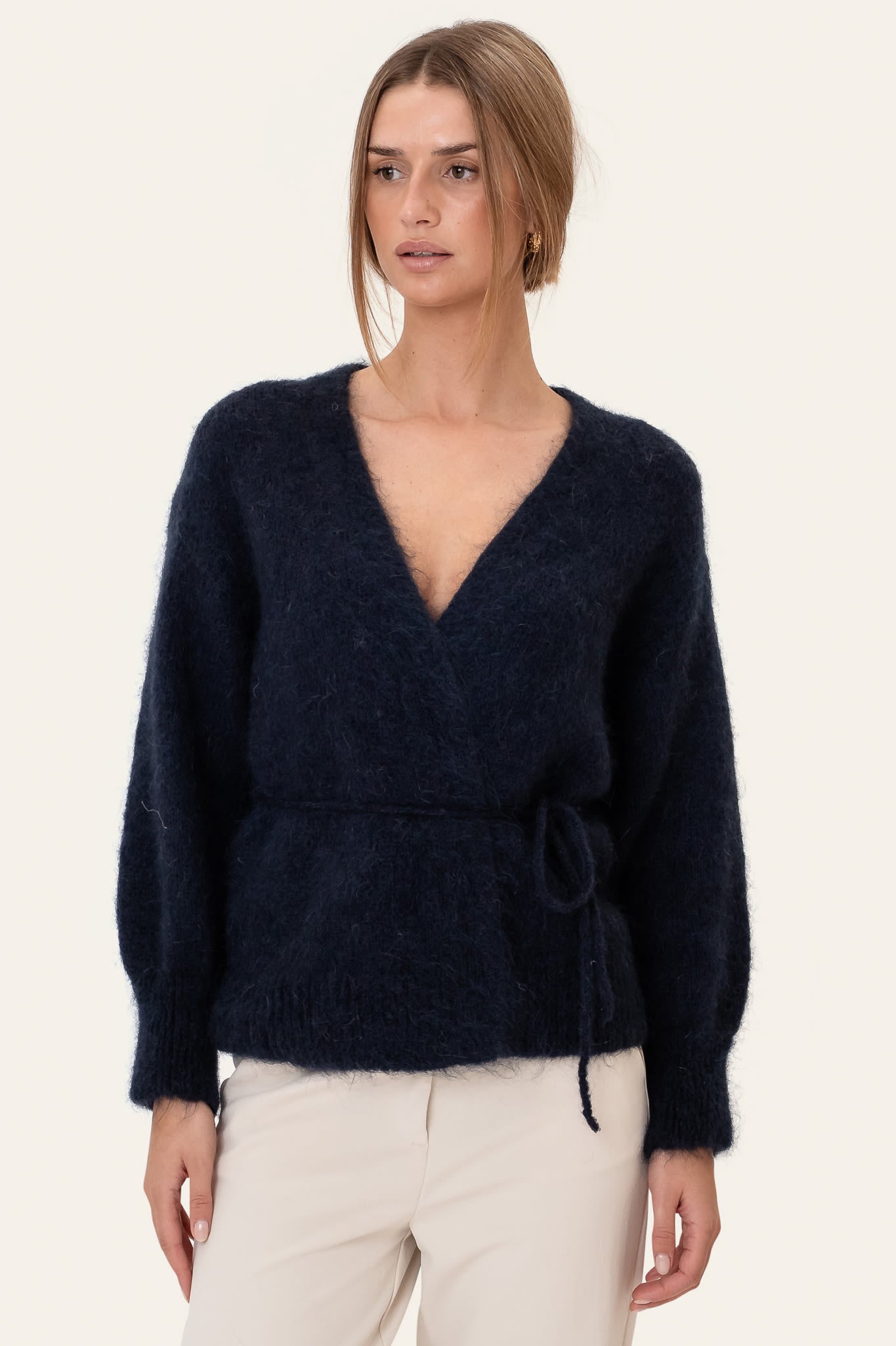 Andrea | Slå-Om Cardigan I Marineblå Med Bælte Og Uld