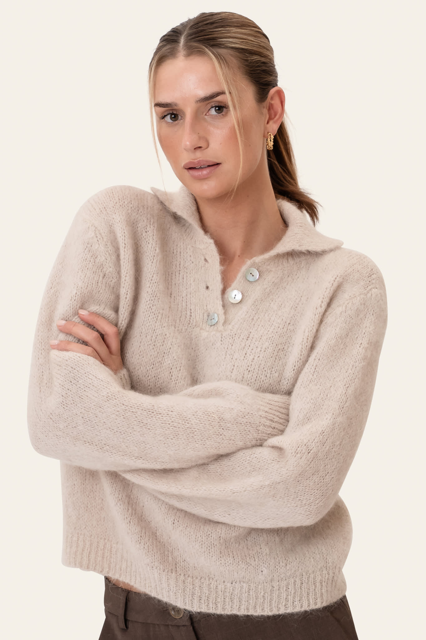 Emma | Strikket Polotrøje I Beige Med Klassisk Krave
