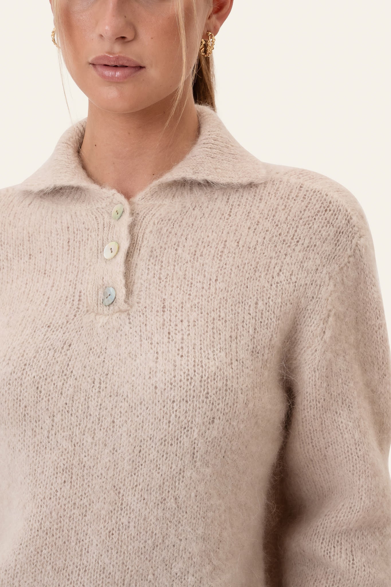 Emma | Strikket Polotrøje I Beige Med Klassisk Krave