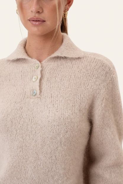 Emma | Strikket Polotrøje I Beige Med Klassisk Krave