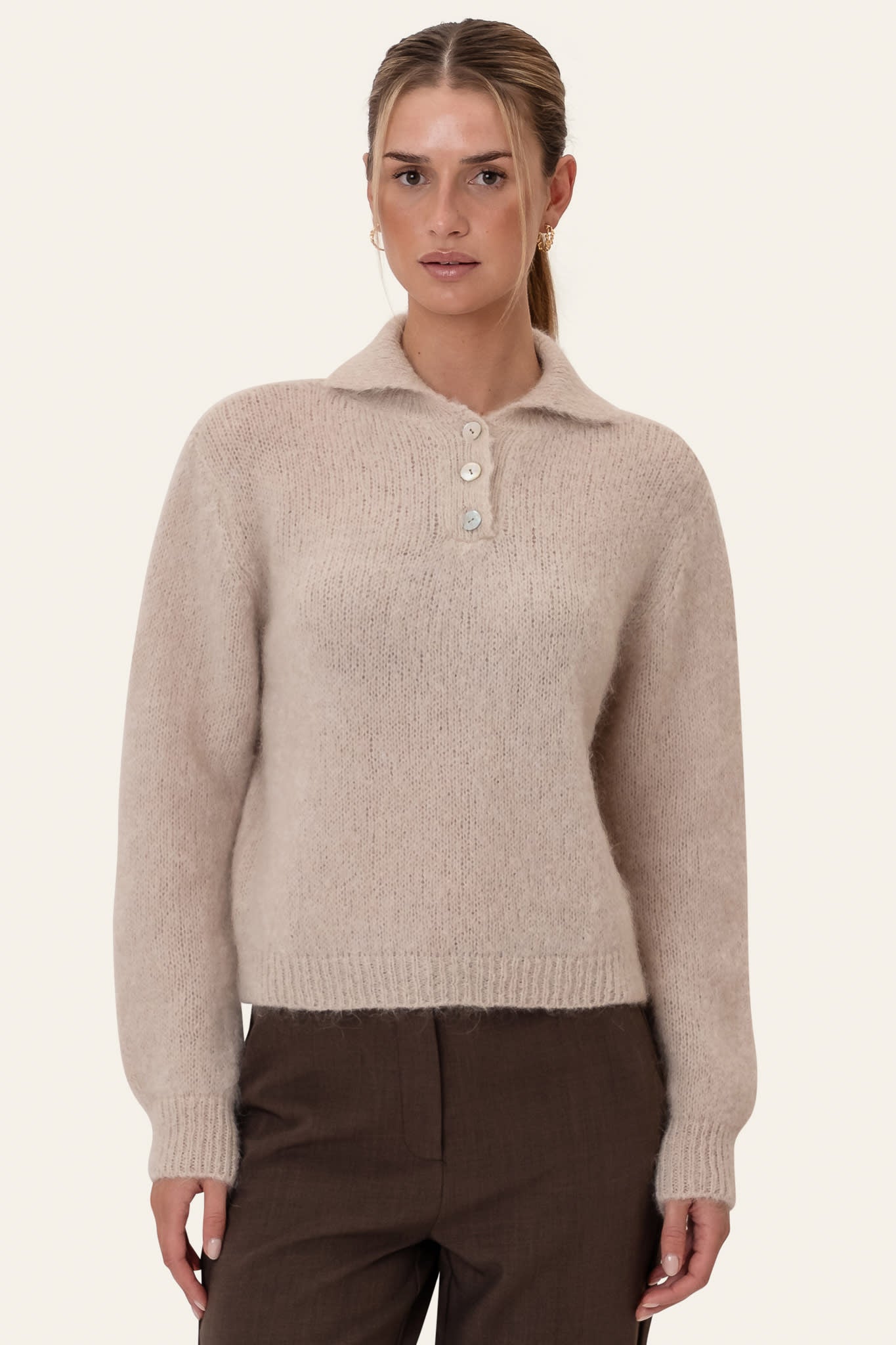 Emma | Strikket Polotrøje I Beige Med Klassisk Krave