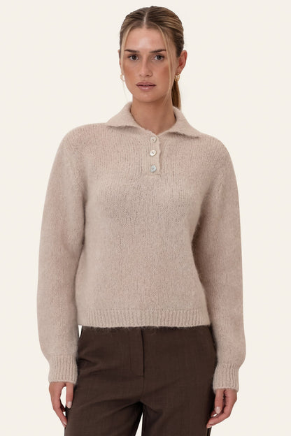 Emma | Strikket Polotrøje I Beige Med Klassisk Krave