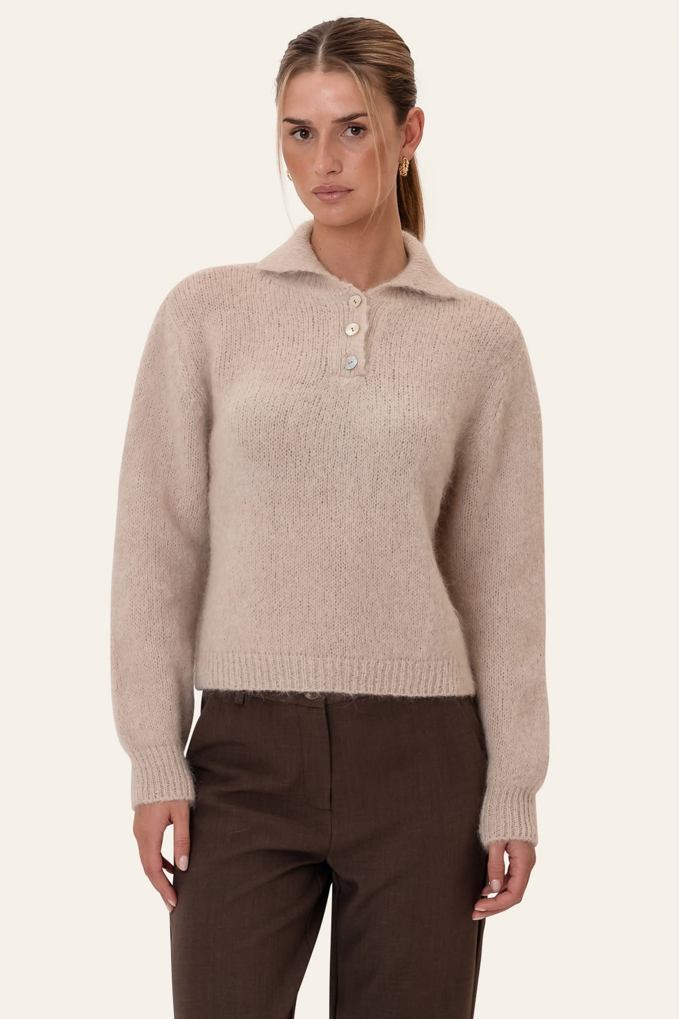 Emma | Strikket Polotrøje I Beige Med Klassisk Krave