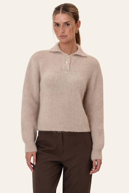 Emma | Strikket Polotrøje I Beige Med Klassisk Krave