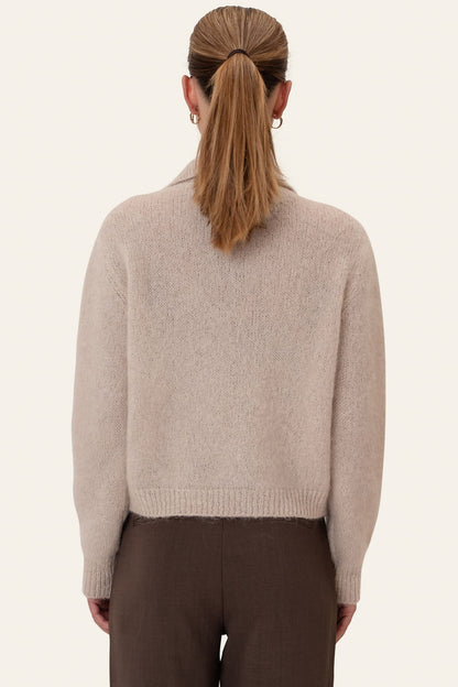Emma | Strikket Polotrøje I Beige Med Klassisk Krave