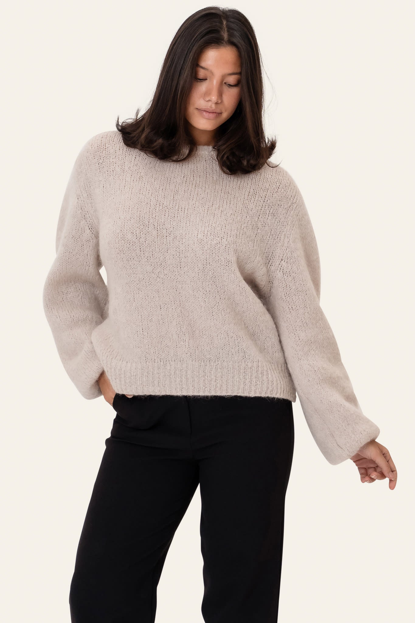 Ellen | Blød Strikpullover I Beige Med Ballonærmer