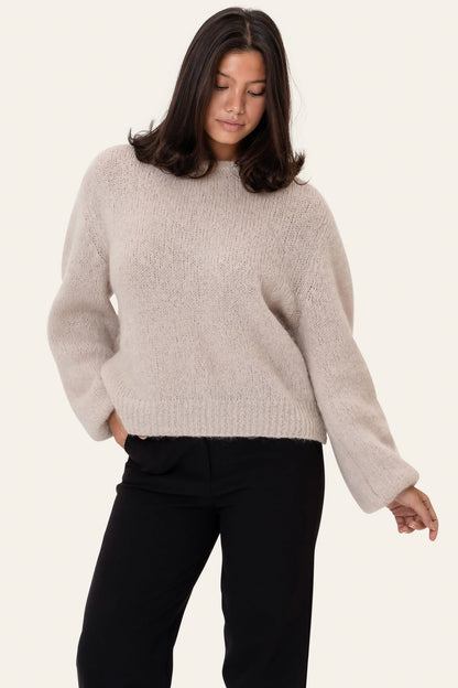 Ellen | Blød Strikpullover I Beige Med Ballonærmer