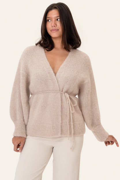 Caroline | Slå-Om Cardigan I Beige Med Bælte Og Uld