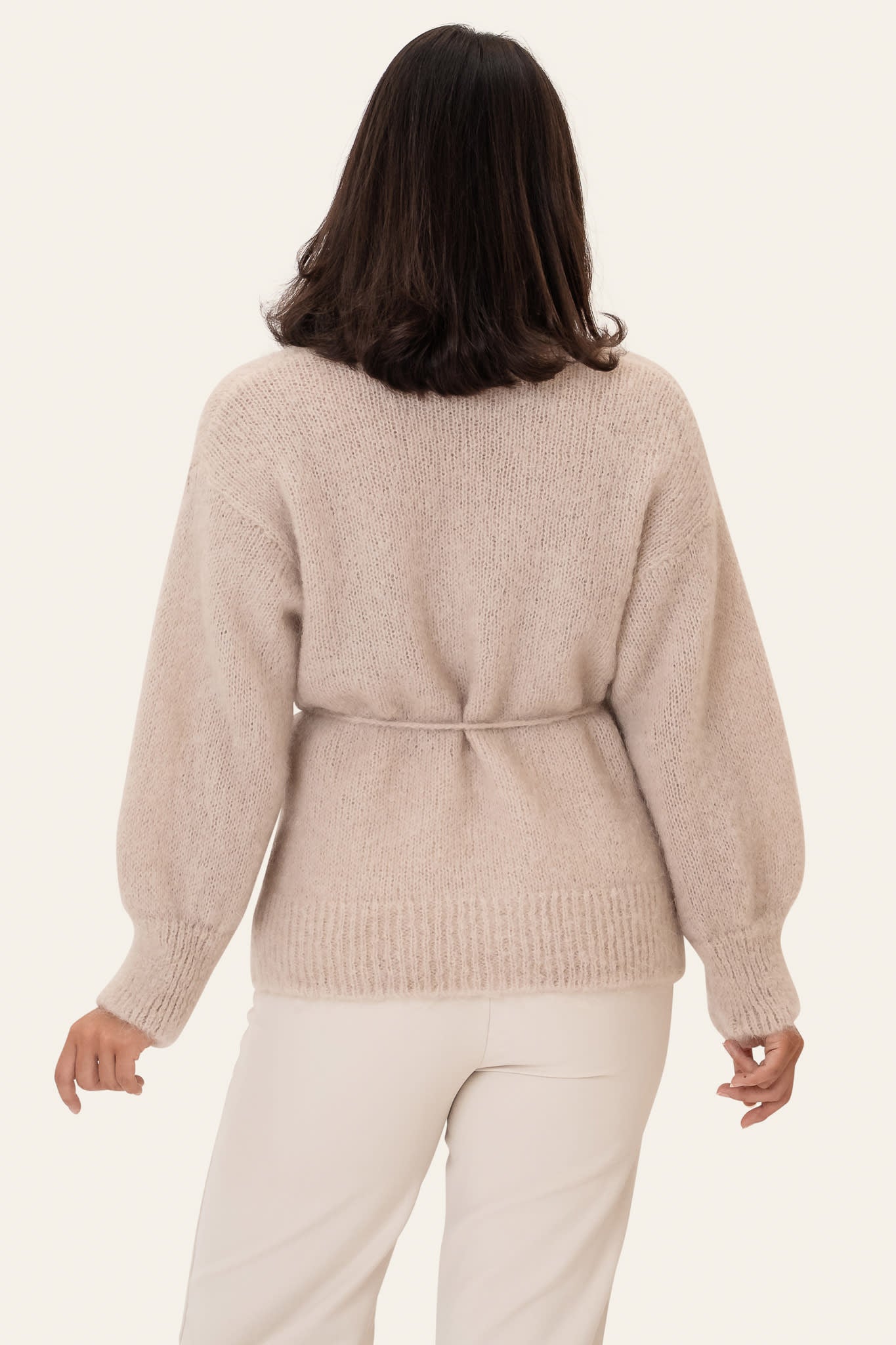 Caroline | Slå-Om Cardigan I Beige Med Bælte Og Uld