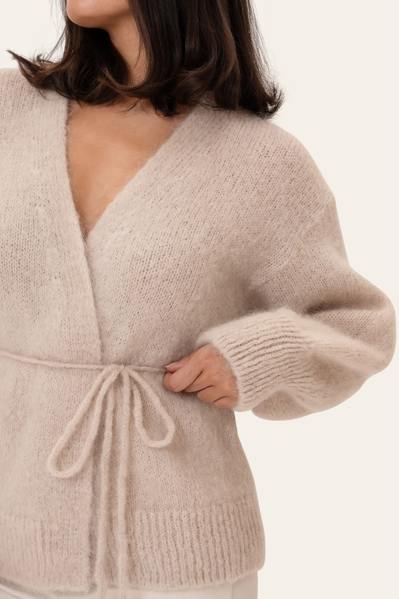 Caroline | Slå-Om Cardigan I Beige Med Bælte Og Uld