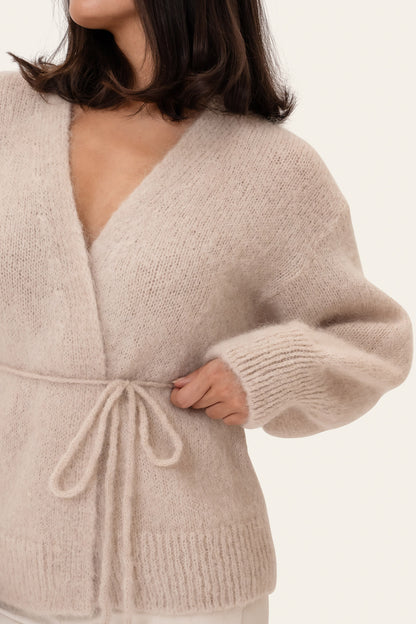 Caroline | Slå-Om Cardigan I Beige Med Bælte Og Uld