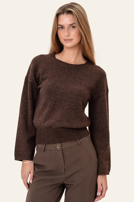 Laura | Blød Strikket Sweater I Mørkebrun Med Rund Hals