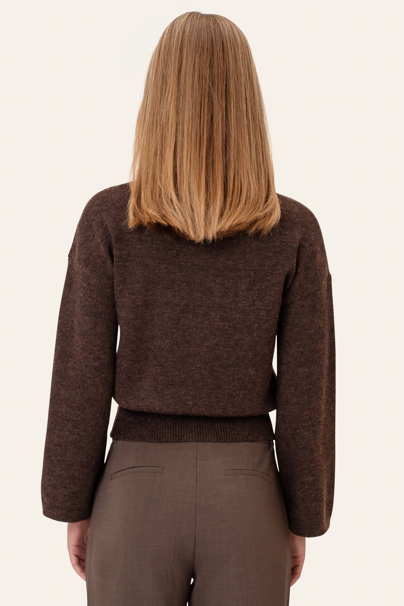 Laura | Blød Strikket Sweater I Mørkebrun Med Rund Hals