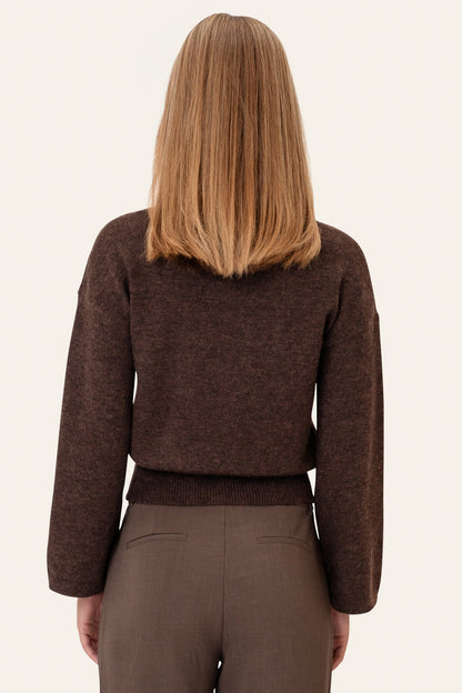 Laura | Blød Strikket Sweater I Mørkebrun Med Rund Hals