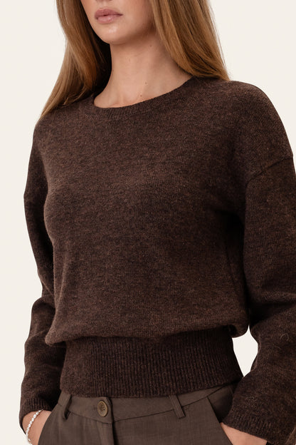 Laura | Blød Strikket Sweater I Mørkebrun Med Rund Hals