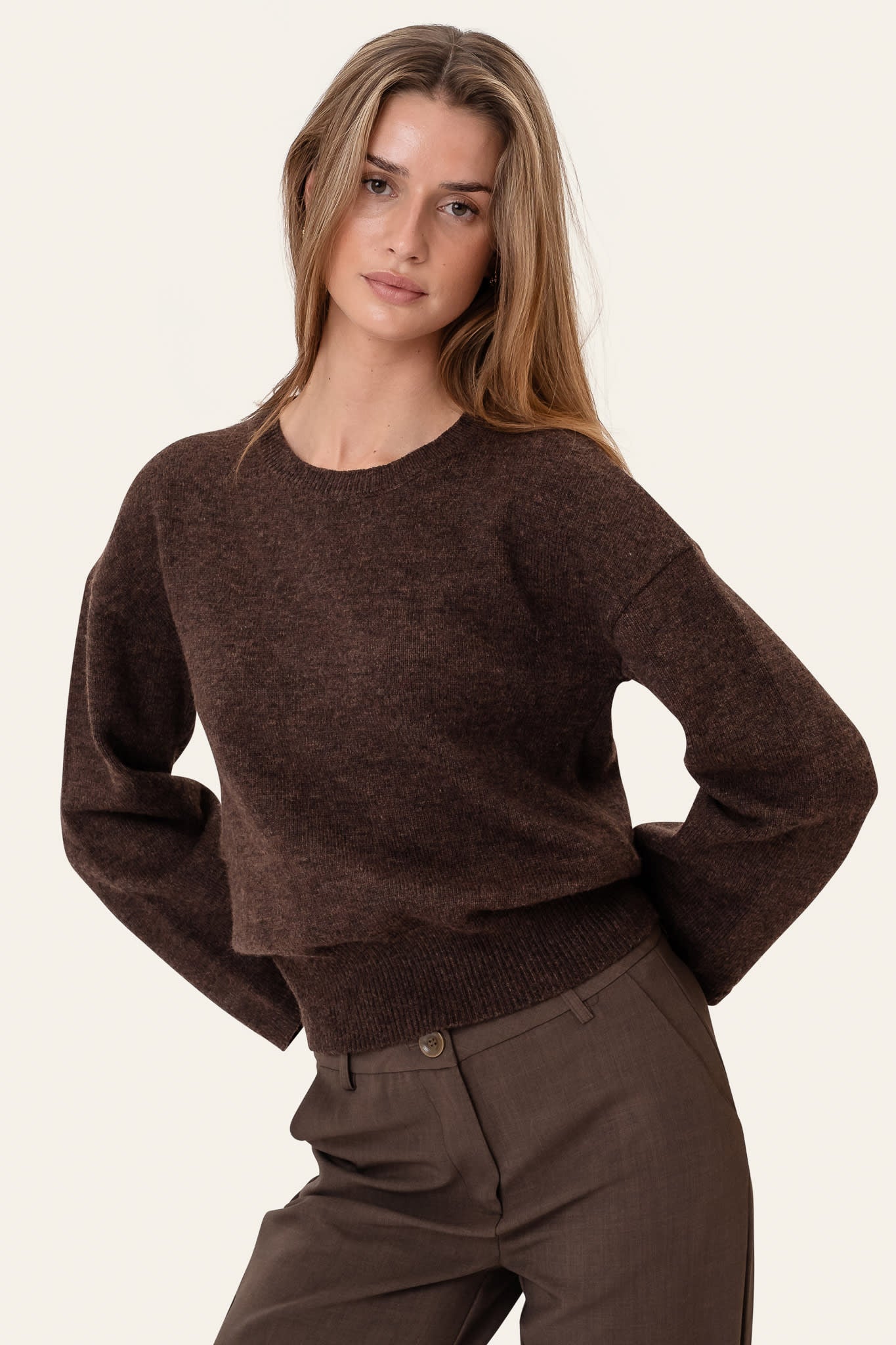 Laura | Blød Strikket Sweater I Mørkebrun Med Rund Hals