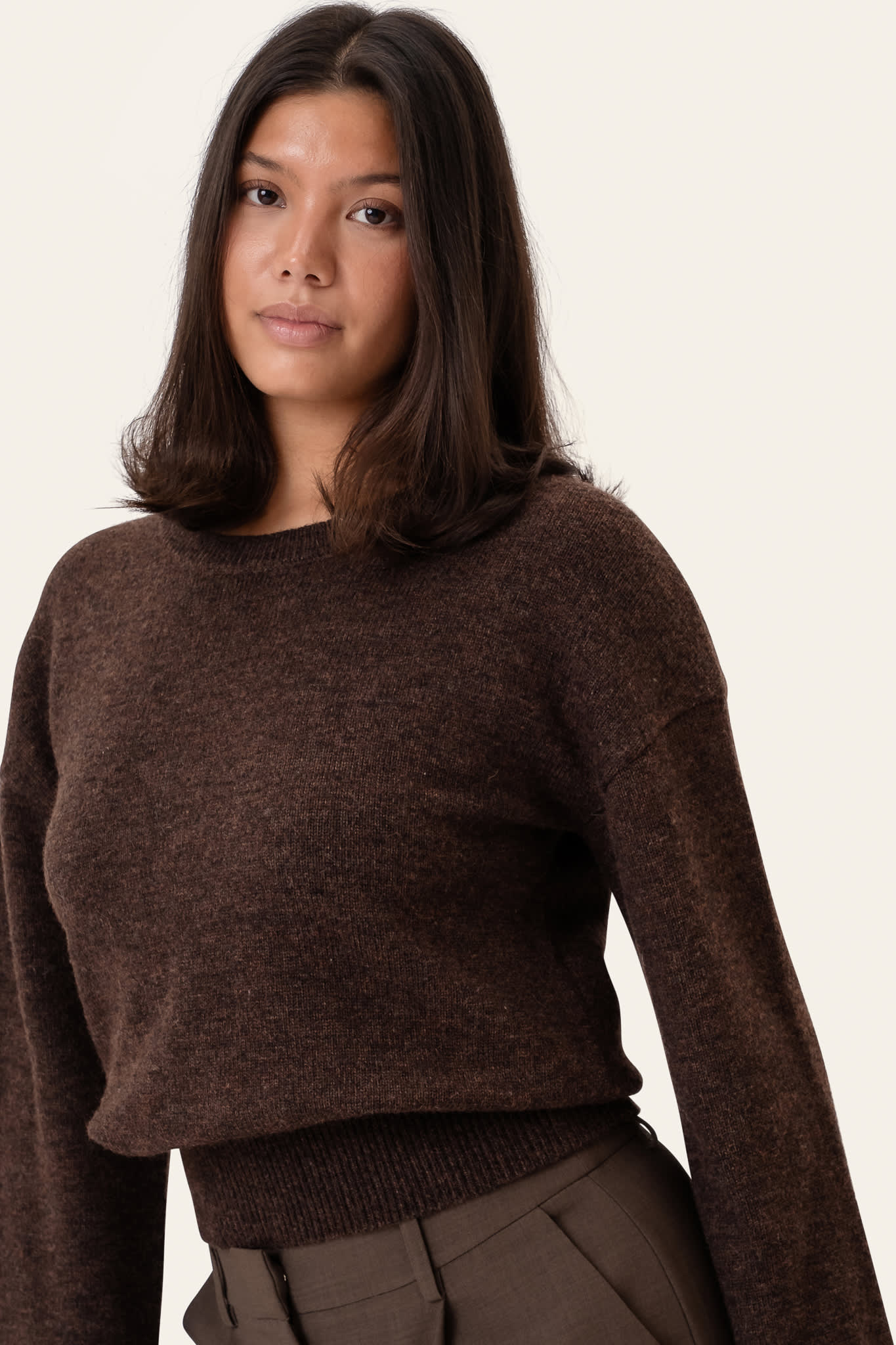 Laura | Blød Strikket Sweater I Mørkebrun Med Rund Hals