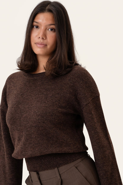 Laura | Blød Strikket Sweater I Mørkebrun Med Rund Hals