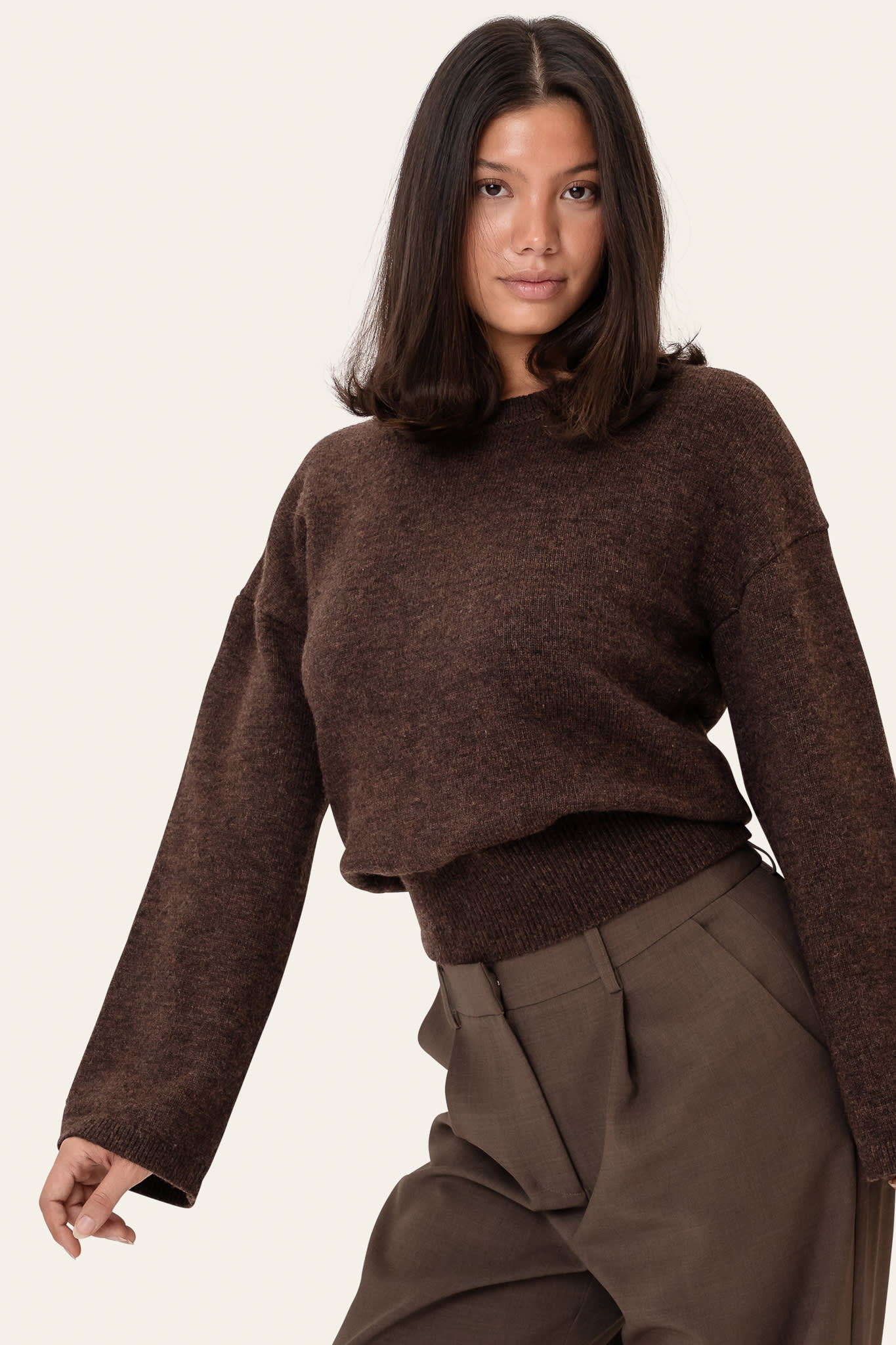 Laura | Blød Strikket Sweater I Mørkebrun Med Rund Hals