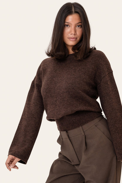 Laura | Blød Strikket Sweater I Mørkebrun Med Rund Hals