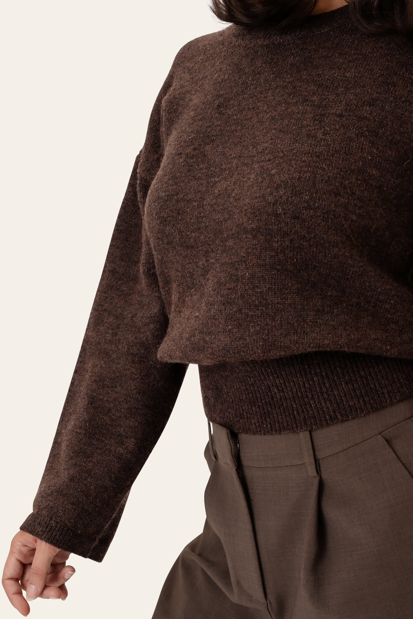 Laura | Blød Strikket Sweater I Mørkebrun Med Rund Hals