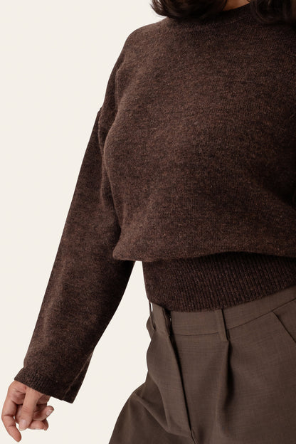 Laura | Blød Strikket Sweater I Mørkebrun Med Rund Hals