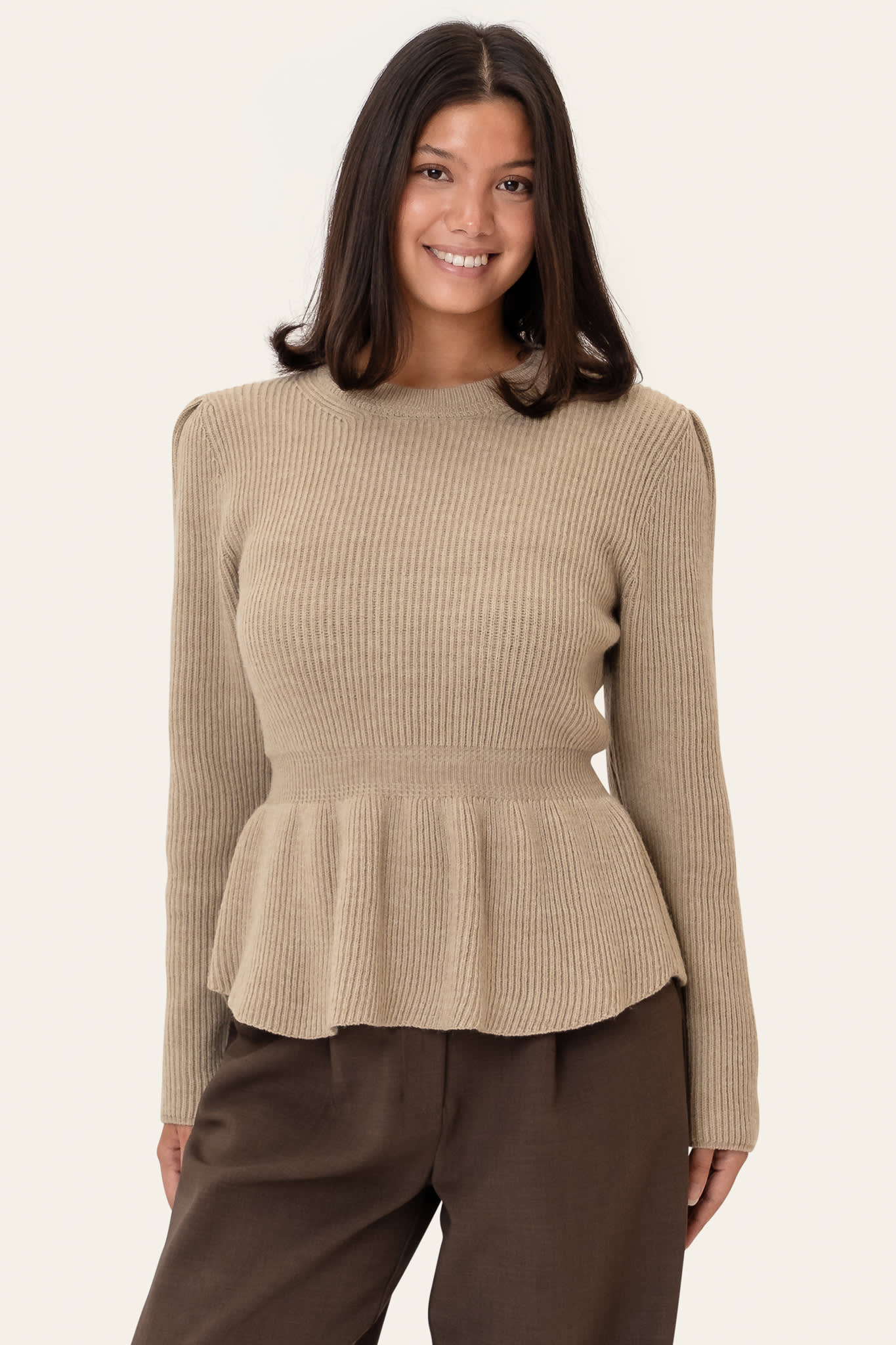 Mathilde | Ribstrikket Bluse I Beige Med Feminin Talje