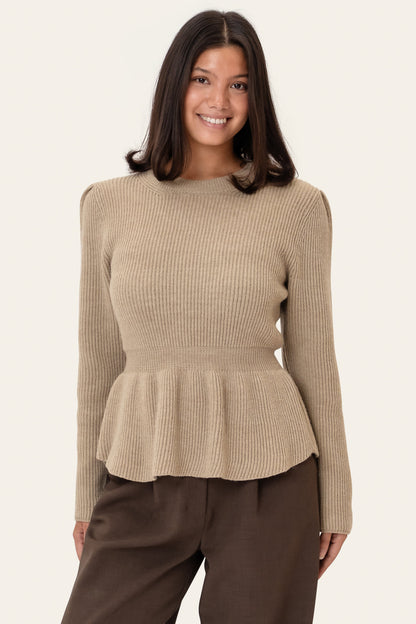 Mathilde | Ribstrikket Bluse I Beige Med Feminin Talje
