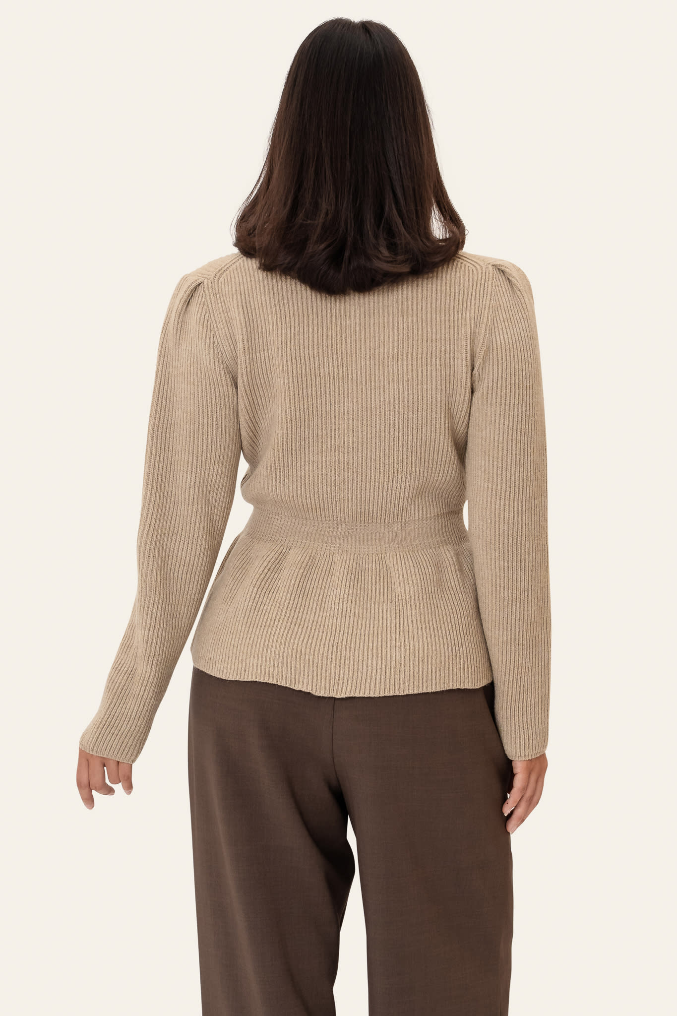 Mathilde | Ribstrikket Bluse I Beige Med Feminin Talje