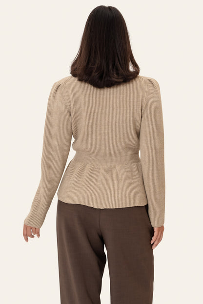 Mathilde | Ribstrikket Bluse I Beige Med Feminin Talje