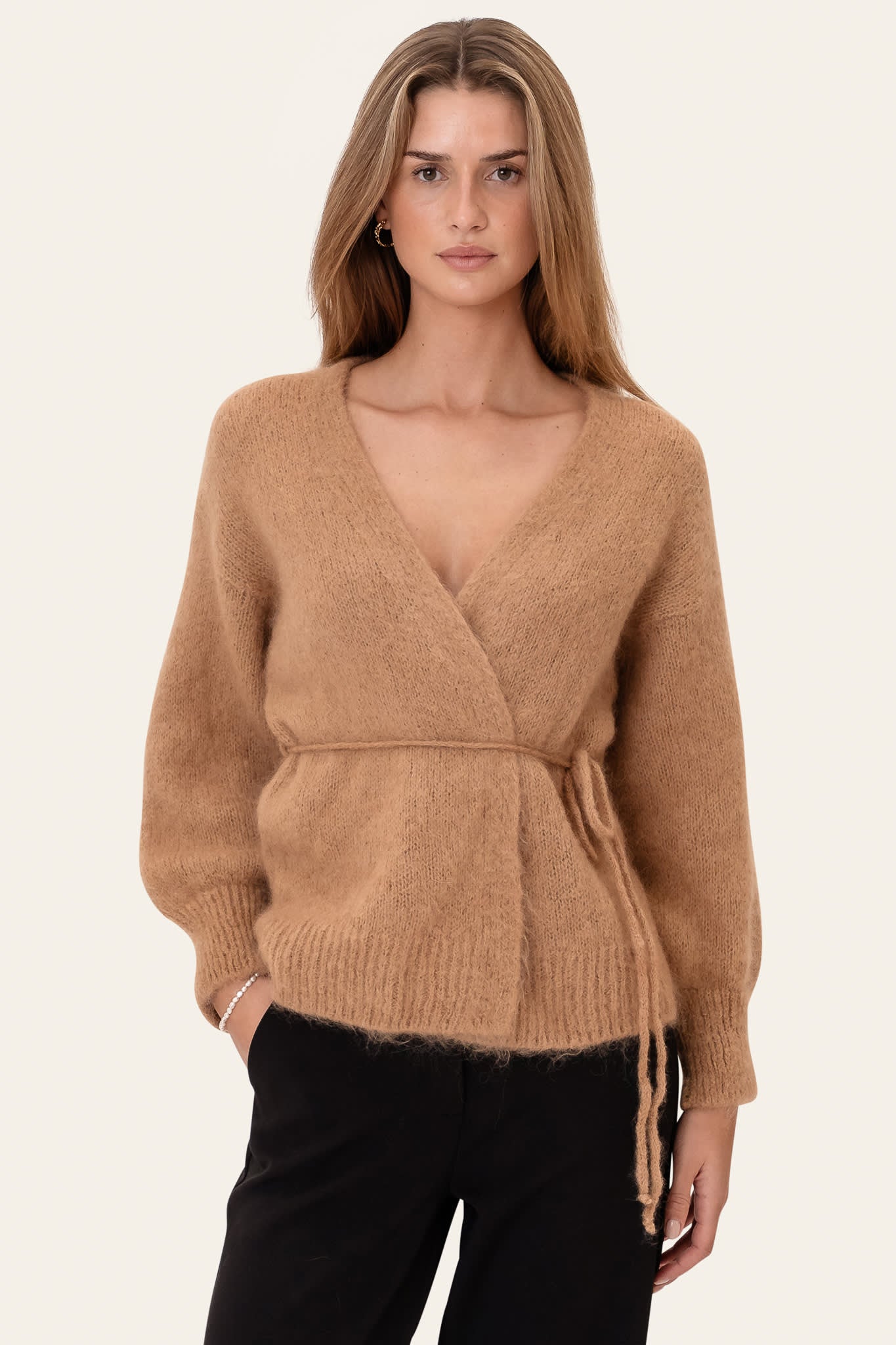 Isabella | Slå-Om Cardigan I Camel Med Bælte Og Uld