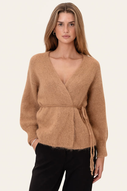 Isabella | Slå-Om Cardigan I Camel Med Bælte Og Uld