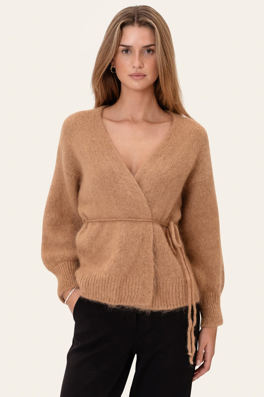 Isabella | Slå-Om Cardigan I Camel Med Bælte Og Uld