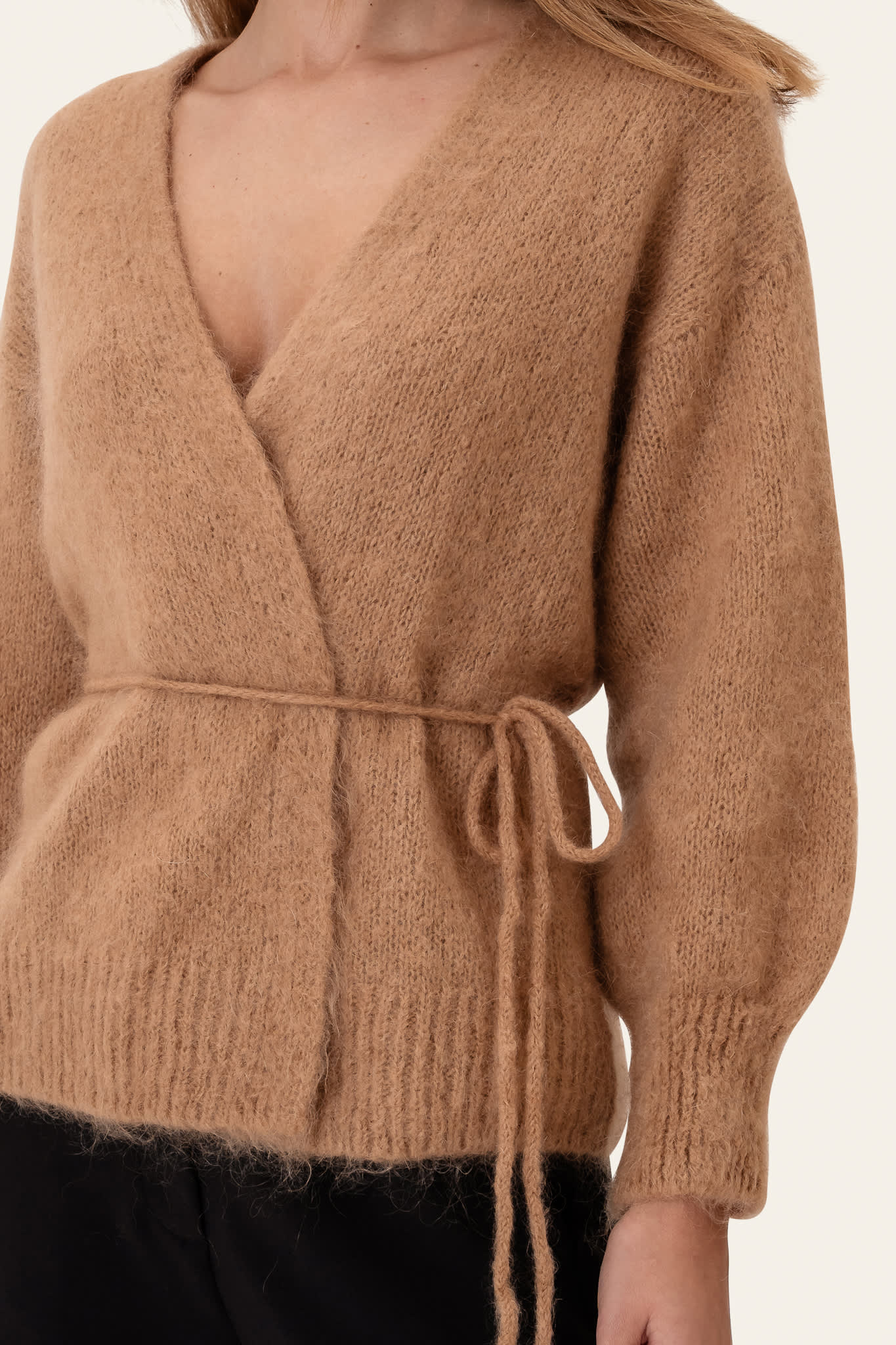 Isabella | Slå-Om Cardigan I Camel Med Bælte Og Uld