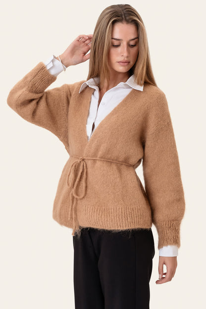 Isabella | Slå-Om Cardigan I Camel Med Bælte Og Uld