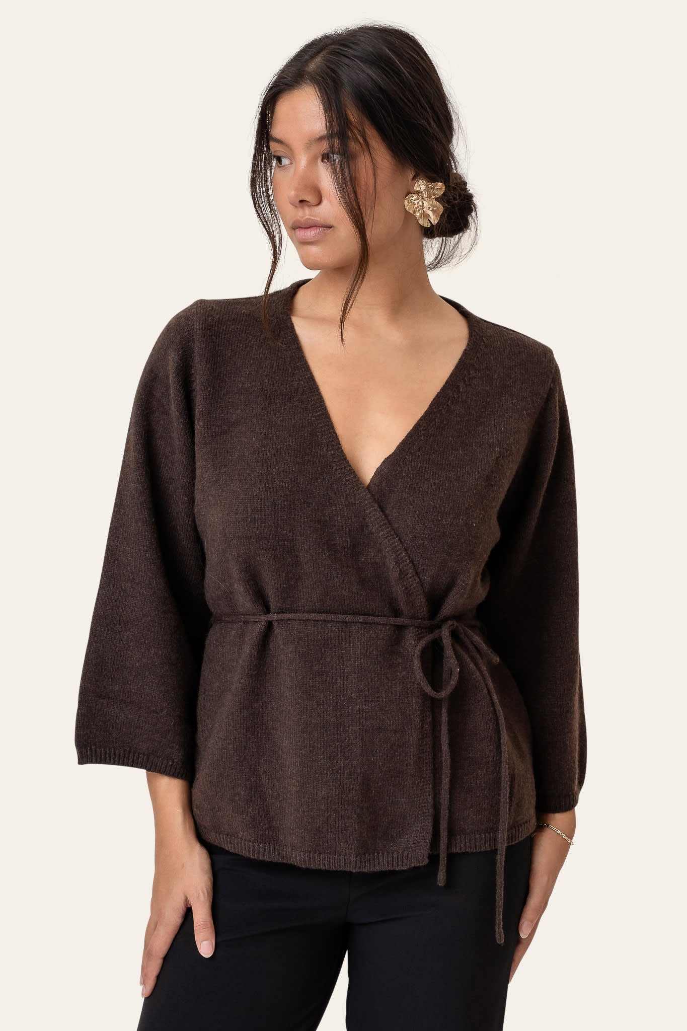 Clara | Elegant Slå-Om Cardigan I Mørkebrun Med Bælte