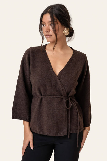 Clara | Elegant Slå-Om Cardigan I Mørkebrun Med Bælte