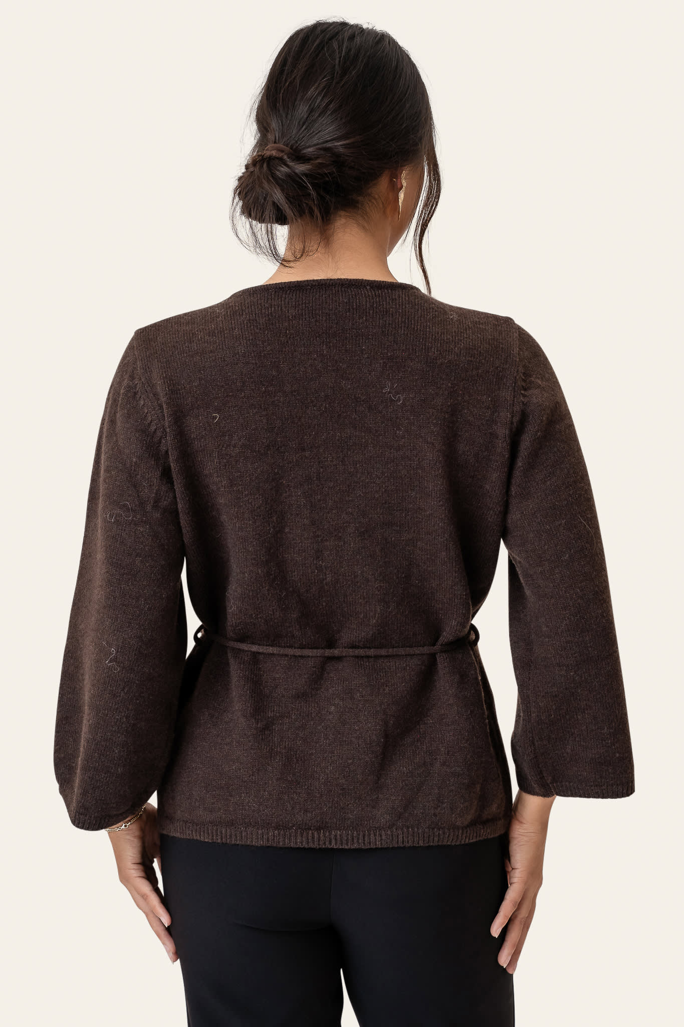 Clara | Elegant Slå-Om Cardigan I Mørkebrun Med Bælte