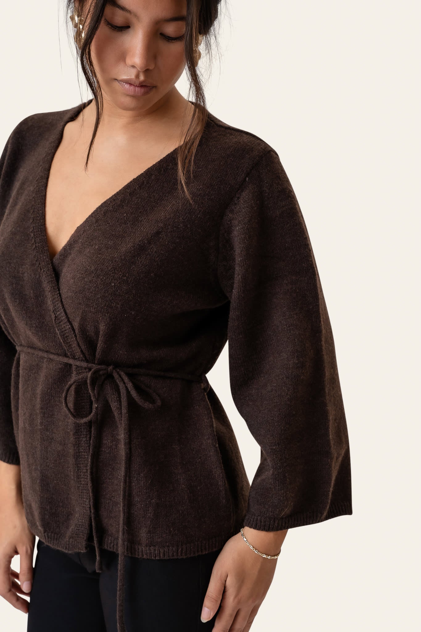 Clara | Elegant Slå-Om Cardigan I Mørkebrun Med Bælte