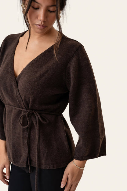 Clara | Elegant Slå-Om Cardigan I Mørkebrun Med Bælte