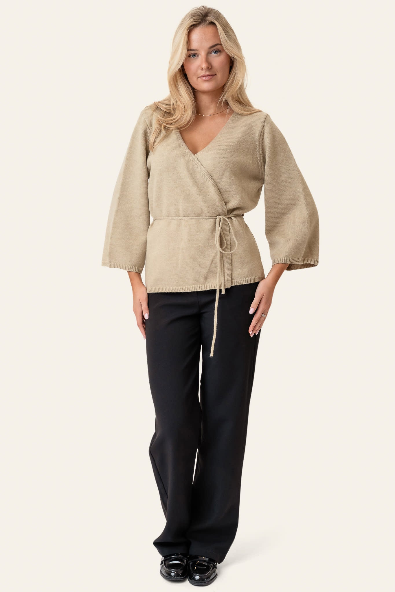 Emilie | Elegant Slå-Om Cardigan I Beige Med Bælte