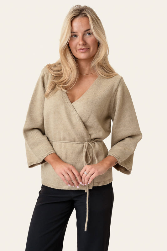Emilie | Elegant Slå-Om Cardigan I Beige Med Bælte